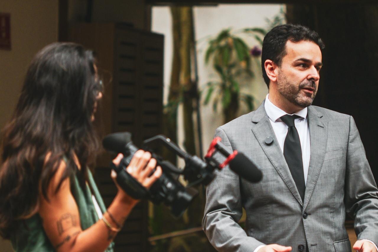 Entrevista em vídeo produzida com técnica jornalística